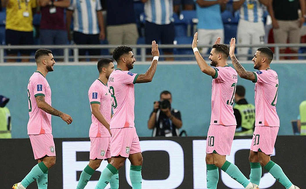 Iraola yêu cầu Rio Ngumoha tránh xa 'ồn ào bên ngoài' sau màn trình diễn Champions League