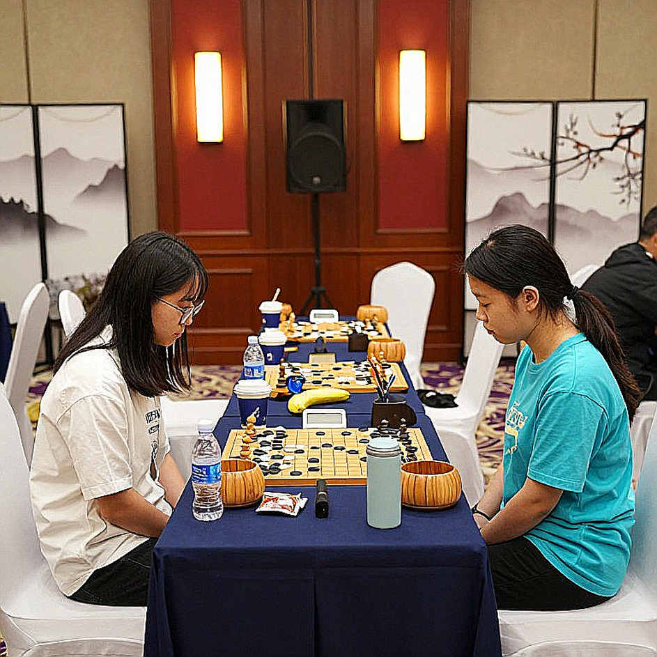 Nepomniachtchi cho Carlsen một khoảnh khắc căng thẳng, rồi vượt qua Sindarov trên đồng hồ ở GCL 2026