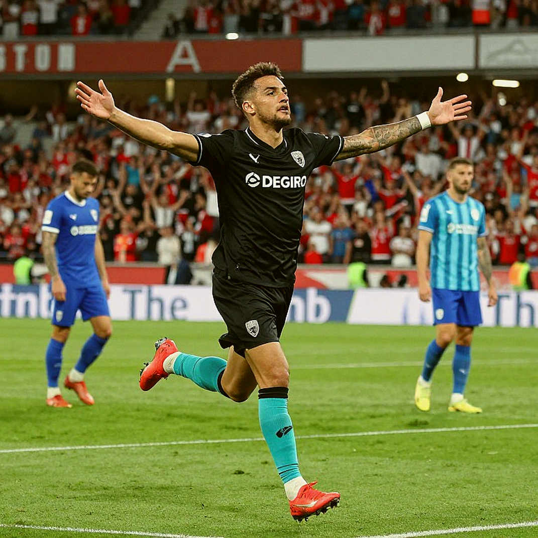Ba lớp của một bản hợp đồng V.League, và khoản tiền không xuất hiện trên giấy đăng ký