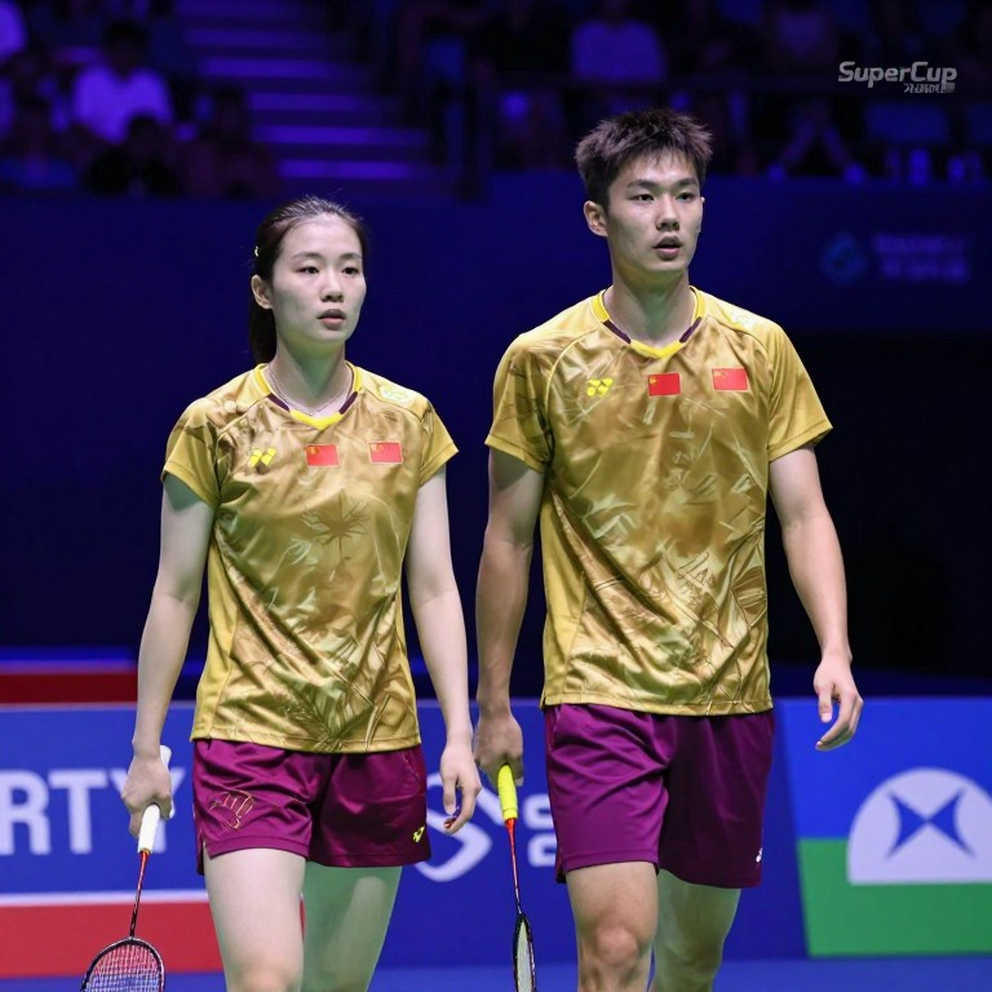 Alwi Farhan tập cùng Kento Momota trước Asian Games 2026: Khoảng lặng của một buổi tập và giới hạn của dữ liệu