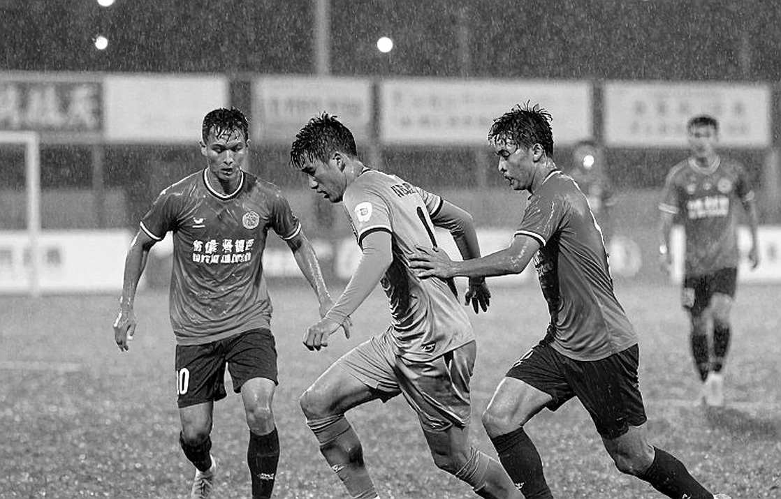 Van Hau, the 67th-Minute Challenge and the Silence the Dressing Room Has Yet to Name Van Hau, the 67th-Minute Challenge and the Silence the Dressing Room Has Yet to Name
