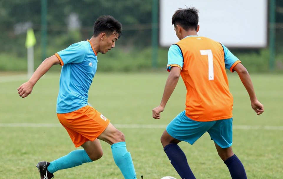 Cú tắc bóng thô bạo muộn phút 80 của Ruben van Bommel khiến Aaron Bouwman chấn thương nặng, so sánh với 'đêm ác mộng' 2026