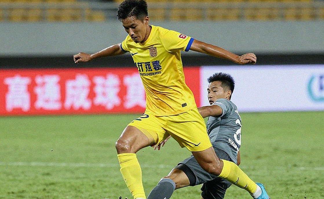 CLB TP.HCM hòa 2-2 tại Huế: hai phút thoát hiểm và lỗ hổng cánh trái chưa được vá